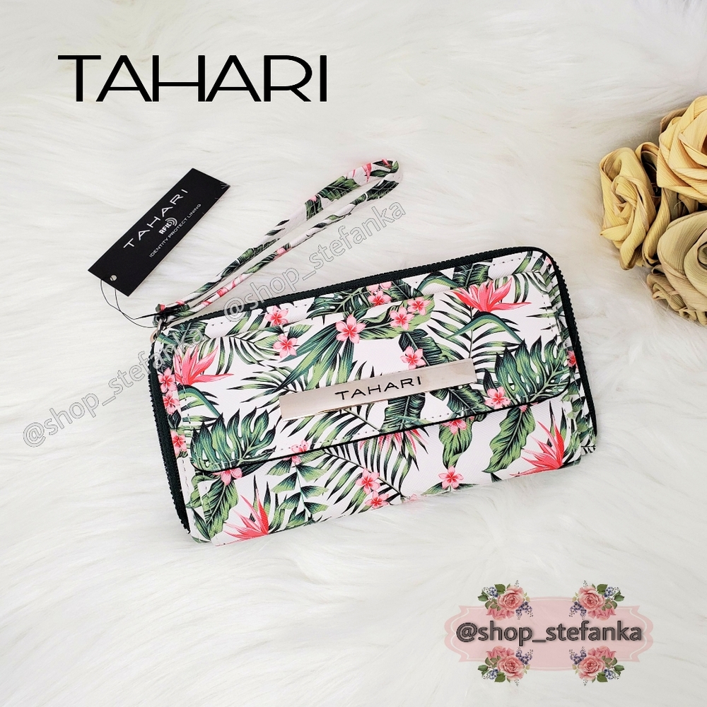 🌿 Tahari Floral Wristlet Wallet 💫